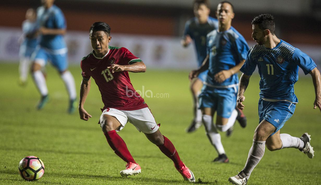 Gelandang Timnas Indonesia, Febri Hariyadi, melewati para pemain Puerto Rico saat laga persahabatan di Stadion Maguwoharjo, Sleman, Selasa (13/6/2017). Kedua negara bermain imbang 0-0.(Bola.com/Vitalis Yogi Trisna)