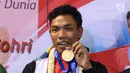 Pelari muda Indonesia, Lalu Muhammad Zohri memperlihatkan medali saat penyambutan di Terminal 3 Bandara Soetta, Tangerang, Selasa (17/7). Lalu M Zohri meraih emas lari 100m putra di Kejuaraan Dunia Atletik U-20. (Liputan6.com/Helmi Fithriansyah)