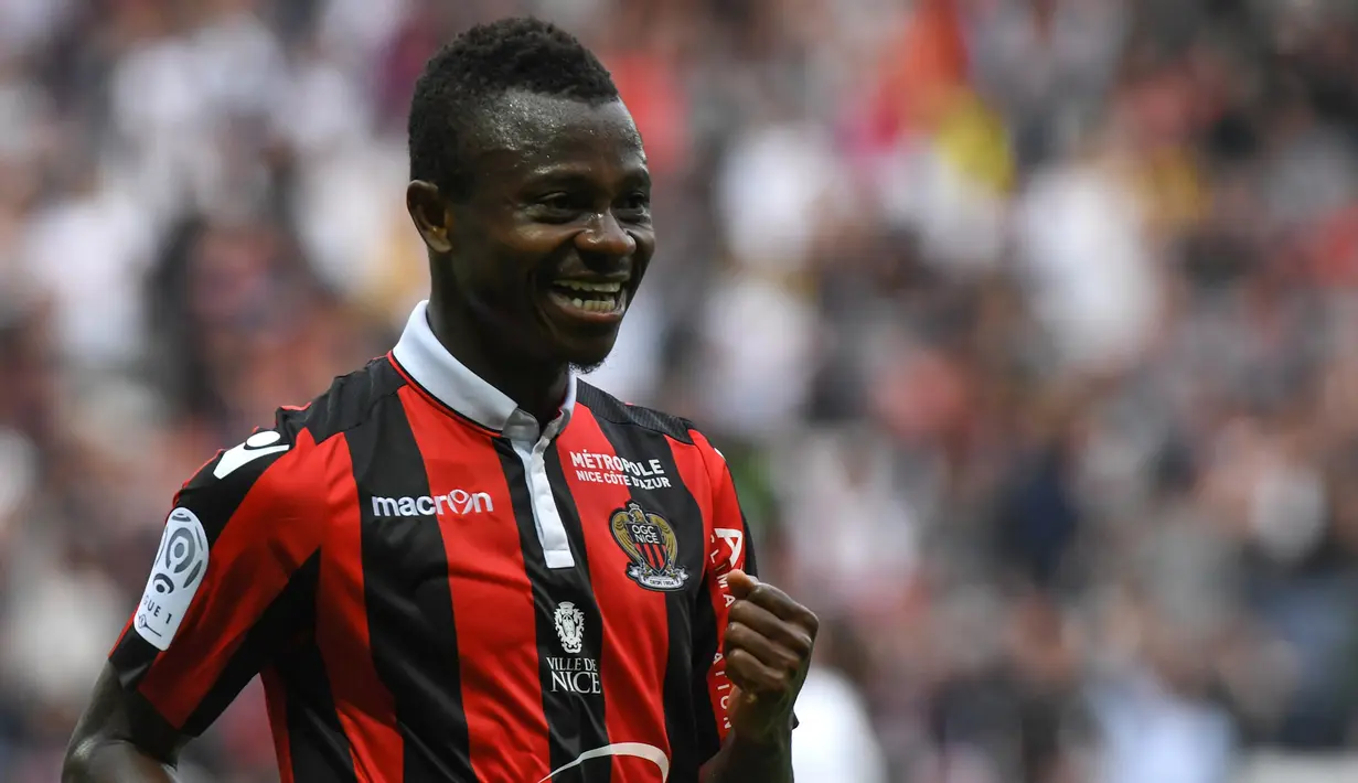 4. Jean Michael Seri - Teka-teki kedatangan dirinya ke London akhirnya terjawab, bukan Chelsea atau Arsenal melainkan Fulham. Gelandang asal Pantai Gading inimemutuskan hijrah dari Nice ke klub promosi Liga Inggris. (AFP/Yann Coatsaliou)