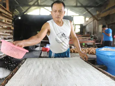 Pengrajin melakukan proses pembuatan tahu di kawasan Sukaraja, Bogor, Kamis (6/9). Naiknya harga kedelai impor akibat melemahnya nilai tukar rupiah terhadap dolar AS membuat pengrajin mengurangi ukuran dan takaran pembuatan tahu. (Merdeka.com/Arie Basuki)