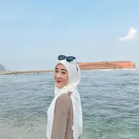 Tampak ia pun mengenakan bros keemasan dan kacamata hitamnya. Dengan makeup fresh mengaplikasikan lipstik merah ombre. [@larissachou]