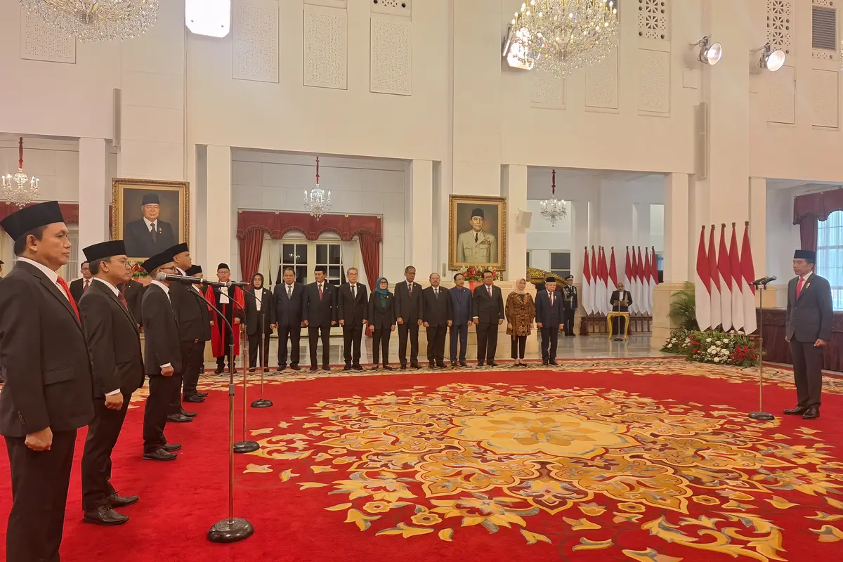 Presiden Joko Widodo atau Jokowi melantik anggota Komisi Pengawas Persaingan Usaha (KPPU) periode 2023-2028 di Istana Negara, Jakarta, Kamis (18/1/2024) (Liputan6.com/Lizsa Egaham)