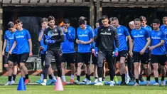 Para pemain Atalanta tiba untuk sesi latihan di tempat latihan klub di Ciserano, Bergamo, Italia (13/4/2022). Atalanta akan bertanding melawan RB Leipzig pada leg kedua perempat final Liga Europa di Stadio Atleti Azzurri. (AFP/Miguel Medina)