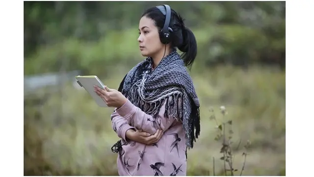 Begini potret Lala saat berada di lokasi syuting, terlihat serius.