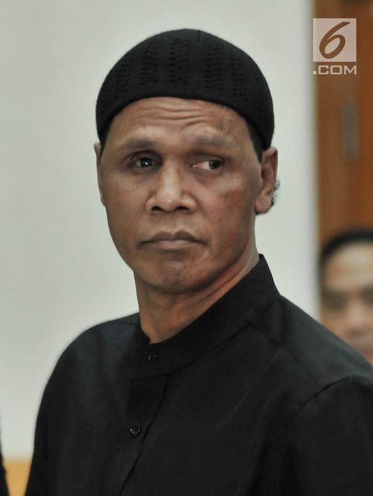 Ekspresi terdakwa Hercules Rosario Marshal usai menjalani sidang vonis di PN Jakarta Barat, Rabu (27/3). Majelis Hakim PN Barat memvonis Hercules 8 bulan penjara terkait kasus penguasaan lahan milik PT Nila Alam. (merdeka.com/Iqbal S. Nugroho)