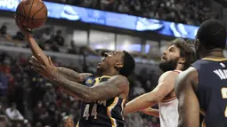 Ekpsresi pemain Indiana Pacers,  Jeff Teague (44) melakukan layup melewati hadangan pemain Chicago Bulls, Robin Lopez (tengah) pada lanjutan NBA basketball game di United Center, (26/12/2016).  (AP /Paul Beaty)