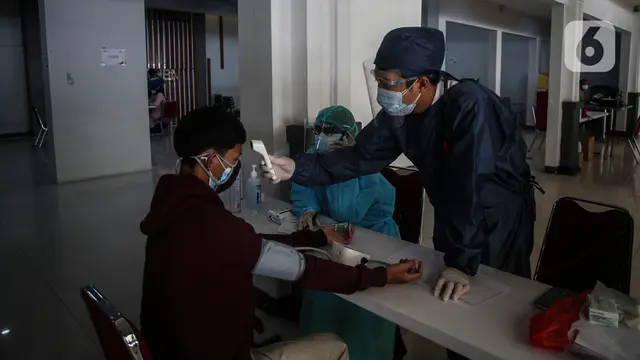 Vaksinasi di Stasiun Pasar Senen