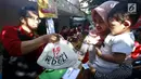 Panitia AGP membagikan paket sembako kepada warga kurang mampu di Rawa Badak Selatan, Jakarta Utara, Kamis (13/6). Kegiatan ini digelar untuk meringankan beban keuangan masyarakat kurang mampu yang tidak melakukan mudik lebaran.  (Liputan6.com/HO/Rizki)