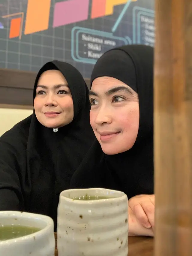 Jarang Tersorot, Ini 6 Potret Kebersamaan Yulia Rachman dan Dua Adiknya