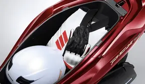 Bawa Raket Padel Naik Motor, Jangan Asal Taruh di Dek Kaki