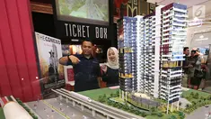 Direktur Pemasaran dan Pengelolaan Properti PT Adhi Persada Properti Wahyuni Sutantri (kanan) berbincang dengan Project Director Grand Dhika City Lifestyle Tower Arlington M. Annas Zamroni di Jakarta, Jumat (28/9). (Liputan6.com/Fery Pradolo)