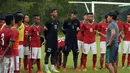 Pelatih Kepala Timnas Indonesia U-19, Eduard Tjong (kanan) berbicara dengan pemainnya usai laga uji coba melawan PON DKI Jaya di NYTC Sawangan, Sabtu (6/8/2016). Pemain seleksi Timnas U-19 takluk dari PON DKI Jaya 0-1. (Liputan6.com/Helmi Fithriansyah)