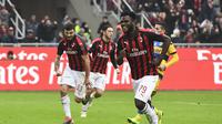 Frank Kessie merayakan gol nya lewat tendangan penalti ke gawang Parma dalam laga lanjutan giornata ke-14 Serie A yang berlangsung di stadion San Siro, Milan, Minggu (2/12). AC Milan menang 2-1. (AFP/Miguel Medina)