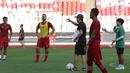 Pelatih, Shin Tae-yong (tengah) memberi arahan pada pemain Timnas Indonesia saat latihan di Stadion Utama Gelora Bung Karno, Jakarta, Selasa (20/12/2022). Piala AFF 2022 diikuti oleh 10 tim peserta termasuk timnas Indonesia. Pada babak penyisihan, ke-10 tim tersebut dibagi menjadi dua grup dengan masing-masing grup berisikan lima tim. (Liputan6.com/Helmi Fithriansyah)