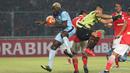 Striker Persela, Herman Dzumafo Epandi, saat mencetak gol ke gawang Persija dalam laga Torabika Soccer Championship 2016 presented by IM3 Ooredoo di Stadion Utama Gelora Bung Karno, Jakarta, Jumat (13/5/2016). (Bola.com/NIcklas Hanoatubun)