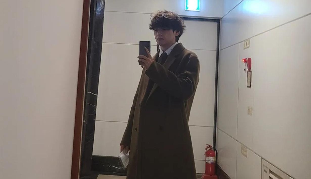 V juga terlihat beberapa kali mengunggah momen saat melakukan mirror selfie di depan kaca apartemen pribadinya. Bahkan, unggahan-unggahan tersebut tak lepas dari perhatian netizen. (Liputan6.com/IG/@thv)