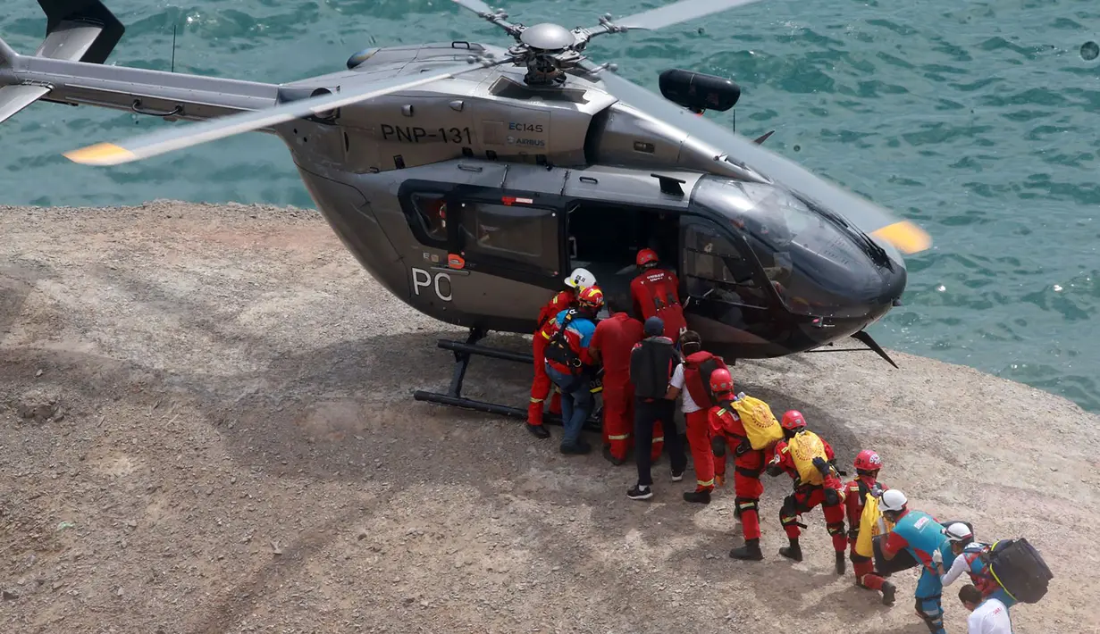 Petugas mengevakuasi korban menggunakan helikopter setelah sebuah bus jatuh dari tebing di Pasamayo, Peru, Selasa (3/1). Warga sekitar menyebutkan, lokasi jatuhnya bus dikenal sebagai 'jalur setan' yang rawan kecelakaan. (HO/ANDINA/AFP)