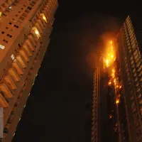 Hampir setiap lantai di apartemen Neo Soho yang terbakar mengalami kebakaran, Jakarta, Rabu (9/11). Belum diketahui apa penyebab kebakaran ini. (Liputan6.com/Helmi Afandi)