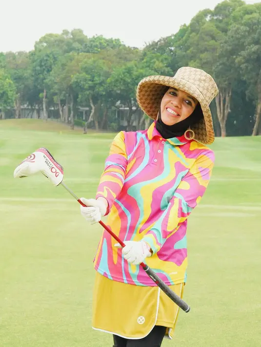 Dipantau dari Instagramnya, Geni Faruk kerap tampil dengan outfit berwarna mencolok. @genifaruk.