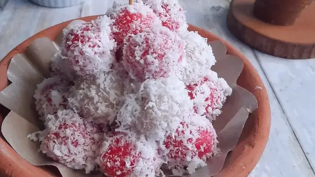 Resep klepon merah putih untuk rayakan HUT ke-79 RI. (dok. Cookpad @puripawon)
