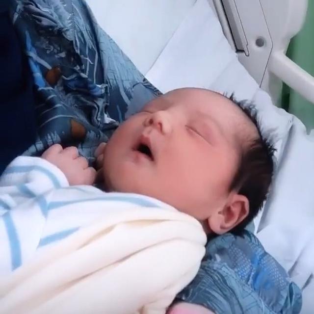 6 Potret Gemas Shaquille Kaili, Putra Cut Meyriska yang Baru Lahir