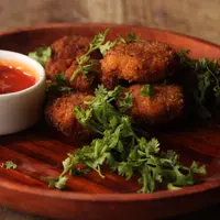 Dengan tambahan sayuran, keju, dan bumbu favorit, nugget buatan sendiri bisa menjadi pilihan menu yang lebih variatif untuk keluarga. (Foto/Dok: Pexels)