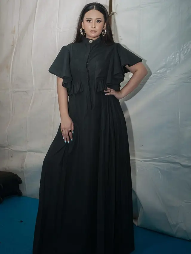Gaya 6 Seleb Wanita dalam Konser 25 Tahun Melly Goeslaw dan Anto Hoed, Menawan
