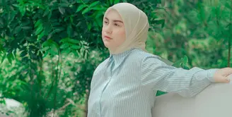 Suami Irish Bella,  Ammar Zoni kembali tertangkap karena narkoba. Setelah sekitar lima hari sang suami mendekam di Rumah Tahanan Polres Jakarta Selatan, Irish Bella terlihat menjenguk sang suami pada Senin (13/3/2023). [Instagram/_irishbella_]