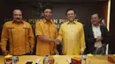 Ketua Umum Partai Hanura Wiranto (kedua dari kiri) bersalaman dengan Ketua Umum Partai Golkar Agung Laksono (kedua kanan) saat melakukan pertemuan di kantor DPP Partai Hanura, Jakarta, Jum'at (13/3/2015). (Liputan6.com/Andrian M Tunay)