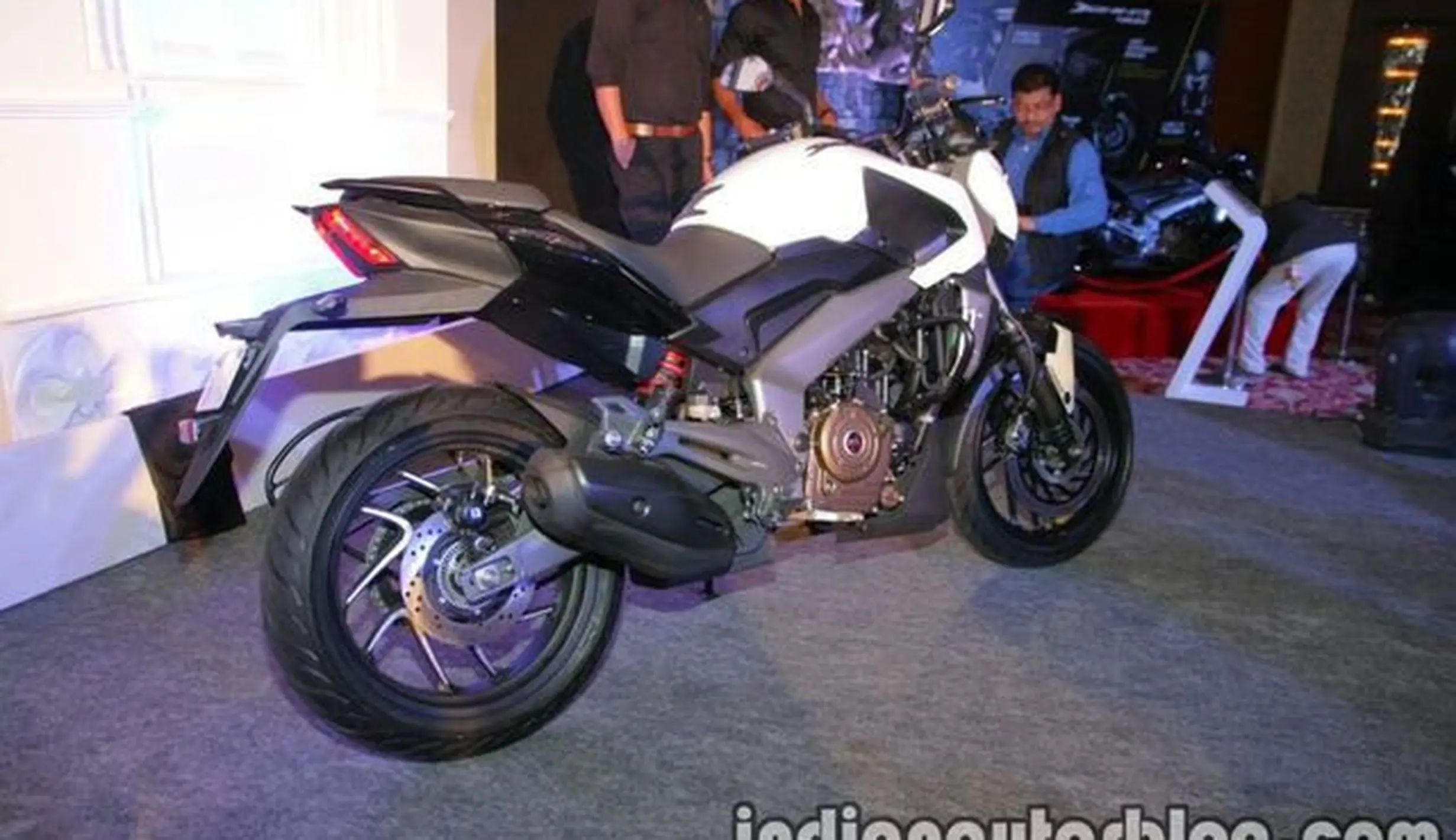 Detail Bajaj Dominar 400 Warna Putih Photo