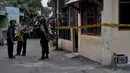 Sejumlah petugas dari Polsek Jatinegara terlihat berjaga dan memasang garis polisi, Jakarta, (9/10/14). (Liputan6.com/Johan Tallo)