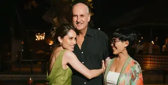 Cinta Laura merayakan ulang tahun ayahnya ke-75 di Bali dengan pesta outdoor. Tampak perayaan pun begitu hangat dihadiri keluarga dan kerabat. [@claurakiehl]