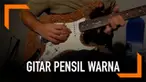 Seorang seniman membuat sebuah gitar elektrik yang unik. Keunikan gitar adalah terbuat dari 1200 pensil warna.