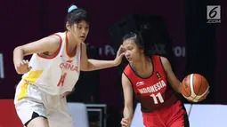 Pebasket putri Indonesia, Dyah Lestari (kanan) mencoba melewati adangan pemain China, Li Yueru pada perempat final Basket 5x5 putri Asian Games 2018 di Hall A GBK, Jakarta, Minggu (26/8). Indonesia kalah 141-37. (Liputan6.com/Helmi Fithriansyah)
