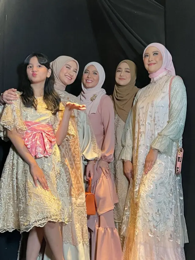 Potret Cindy Fatika Sari bersama pemain film 172 days (Sumber: Instagram/cindyfatikasari18)