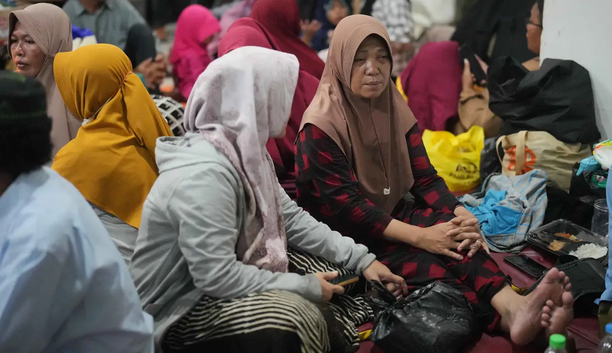 Hingga Rabu (1/10/2025) malam, tim pencari dan penyelamat gabungan berhasil mengevakuasi tujuh orang dalam proses pencarian korban ambruknya bangunan di Ponpes Al Khoziny. Dua diantaranya ditemukan meninggal dunia. (AP Photo/Achmad Ibrahim)