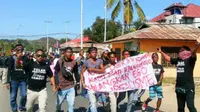 Rencana penutupan Pulau Komodo yang digagas Gubernur NTT Viktor Bungtilu Laiskodat menuai protes dari masyarakat Komodo. (Liputan6.com/ Ola Keda)
