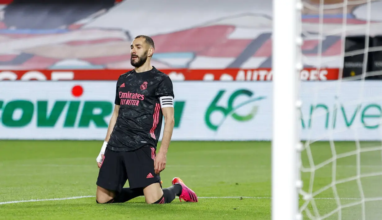 Reaksi pemain Real Madrid Karim Benzema saat melawan Granada pada pertandingan La Liga di Stadion Los Carmenes, Granada, Spanyol, Kamis (13/5/2021). Real Madrid menang telak 4-1 atas Granada. (AP Photo/Fermin Rodriguez)