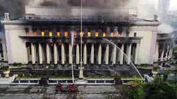 Lebih dari 80 mobil kebakaran dikerahkan untuk memadamkan gedung pos bersejarah tersebut.  (AFP/STR)