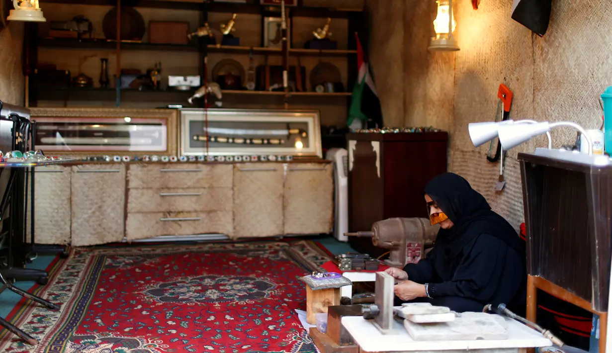 Seorang wanita Emirat membuat produk buatan tangan tradisional di desa Heritage di Dubai, UAE 13 Maret 2016. Kawasan ini menawarkan suasana pedesaaan yang damai dan jauh dari bisingnya kota. (REUTERS/Ahmed Jadallah)