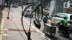 Instalasi kabel yang semrawut terlihat di Jalan Kyai Maja, Kebayoran Baru, Jakarta Selatan, Rabu (11/11/2020). Kurangnya penataan menjadi penyebab instalasi kabel di Ibu Kota kian semrawut sehingga mengganggu kenyamanan serta keselamatan warga. (Liputan6.com/Immanuel Antonius)