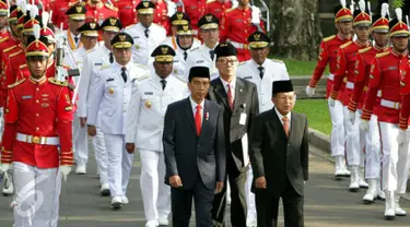 Presiden Joko Widodo dan Wapres Jusuf Kalla bersama lima Gubernur dan Wagub baru melakukan prosesi kirab di Istana Merdeka, Jakarta, Jumat (12/5).  Presiden Joko Widodo melantik lima gubernur/wagub terpilih hasil Pilkada Serentak 2017. (Liputan6.com)