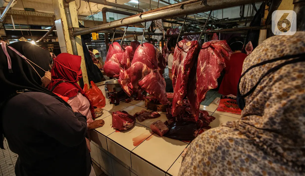 Warga membeli daging di Pasar Induk Kramat Jati, Jakarta, Kamis (8/4/2021). Pemerintah melalui Menteri Pertanian Syahrul Yasin Limpo, menegaskan, siap melakukan intervensi jika stok daging langka dan terdapat lonjakan harga pada bulan Ramadan dan menjelang lebaran. (Liputan6.com/Johan Tallo)