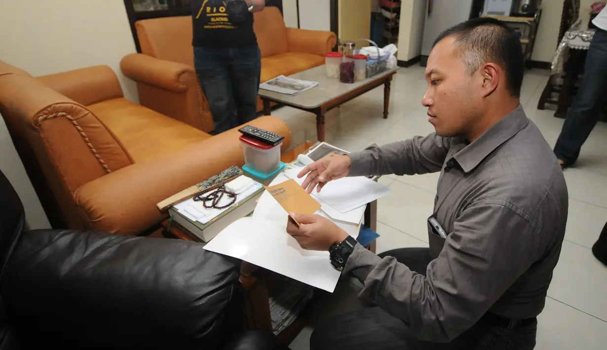 Petugas Dir Tipikor Bareskrim Mabes Polri memeriksa beberapa dokumen di rumah Yayat A Sudrajat tersangka kasus dugaan korupsi proyek pembangunan Stadion Gedebage di Turangga D62, Bandung, Jumat (22/5/2015). (Liputan6.com/Helmi Fithriansyah)