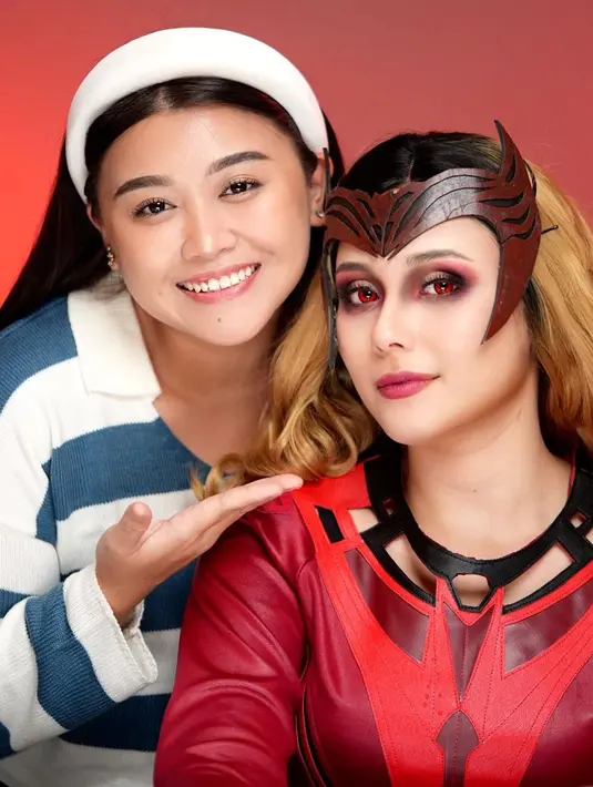 Tampilan makeup Scarlet Witch lebih banyak menggunakan warna merah. Pada riasan mata, warna merah dipadukan dengan sedikit warna hitam di bagian eye crease untuk memberikan kesan dramatis. (instagram/clarissaputri_)