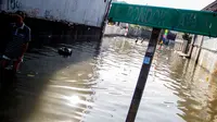 Guna menanggulangi Banjir yang kerap terjadi di kawasan Petogogan, Mampang dan sekitarnya. Pemprov DKI kembali menrtiban bangunan liar di Bantaran kali Krukut.