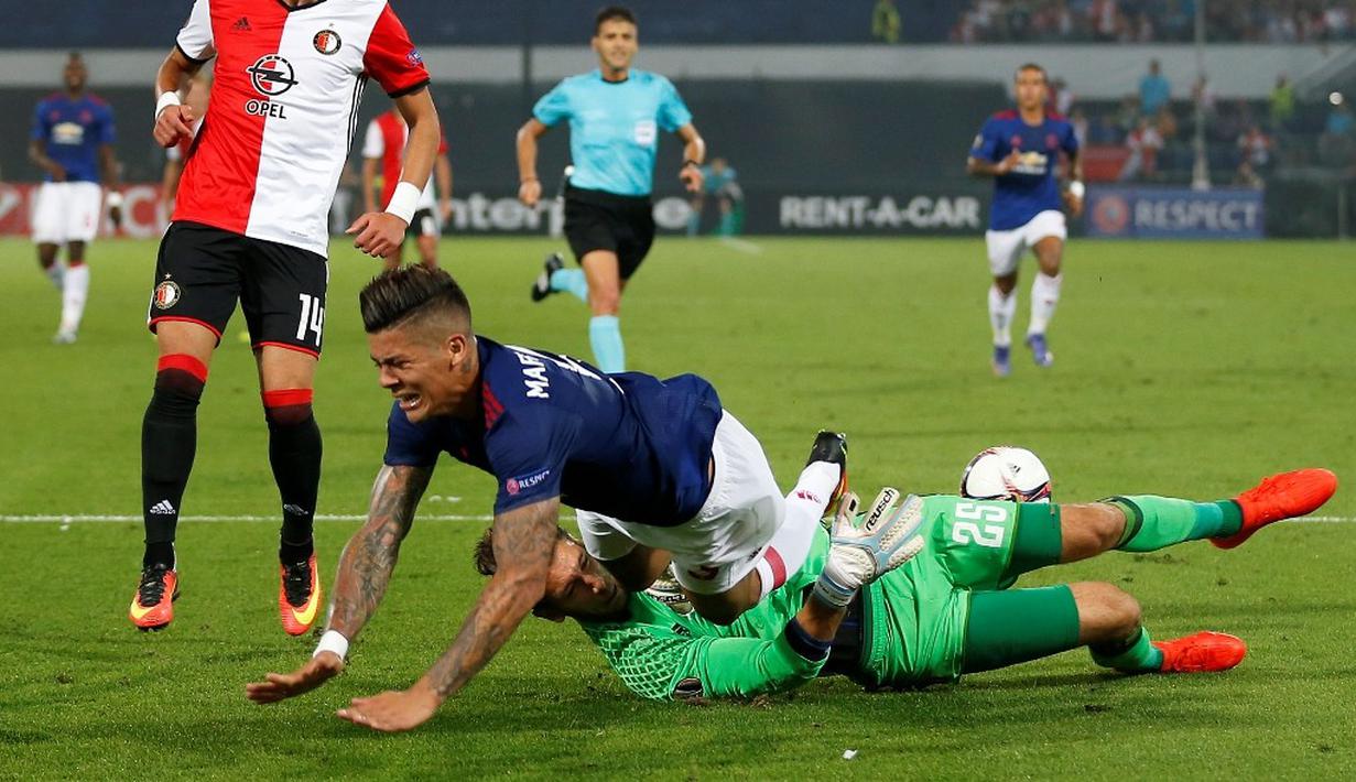 Kiper Feyenoord, Brad Jones, berjibaku dengan pemain MU, Marcos Rojo, pada matchday pertama Grup A Liga Europa, di Stadion Feijenoord, Rotterdam, Jumat (16/9/2016) dini hari WIB. (Action Images via Reuters/Matthew Childs)