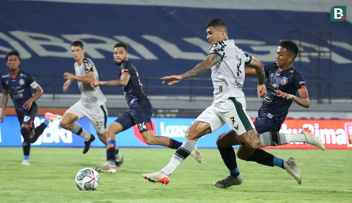 Pemain Persikabo 1973, Ciro Alves (kedua dari kanan) berusaha melepaskan umpan dibayangi pemain Arema FC, Ridwan Tawainela dalam laga tunda pekan ke-17 BRI Liga 1 2021/2022 di Stadion I Wayan Dipta, Gianyar, Bali, Rabu (5/1/2022). (Bola.com/Nandang Permana)