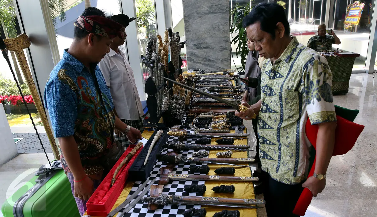 Pengunjung melihat pameran keris di Gedung MPR/DPR RI, Kompleks Parlemen, Senayan, Jakarta, Rabu (15/3). Pameran bertajuk “Pesona Keris Bali dan Lombok” itu digagas oleh DPR bersama komunitas keris dari Bali dan Lombok. (Liputan6.com/Johan Tallo)