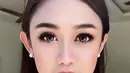 Penampilan cantik full makeup pun sering ia unggah di Instagram. Berbagai pujian mengalir dari netizen yang melihat cantiknya Oline Mendeng dengan riasan. Banyak yang pangling dengan penampilan glamor Oline Mendeng ini. (Liputan6.com/IG/olinemendeng)